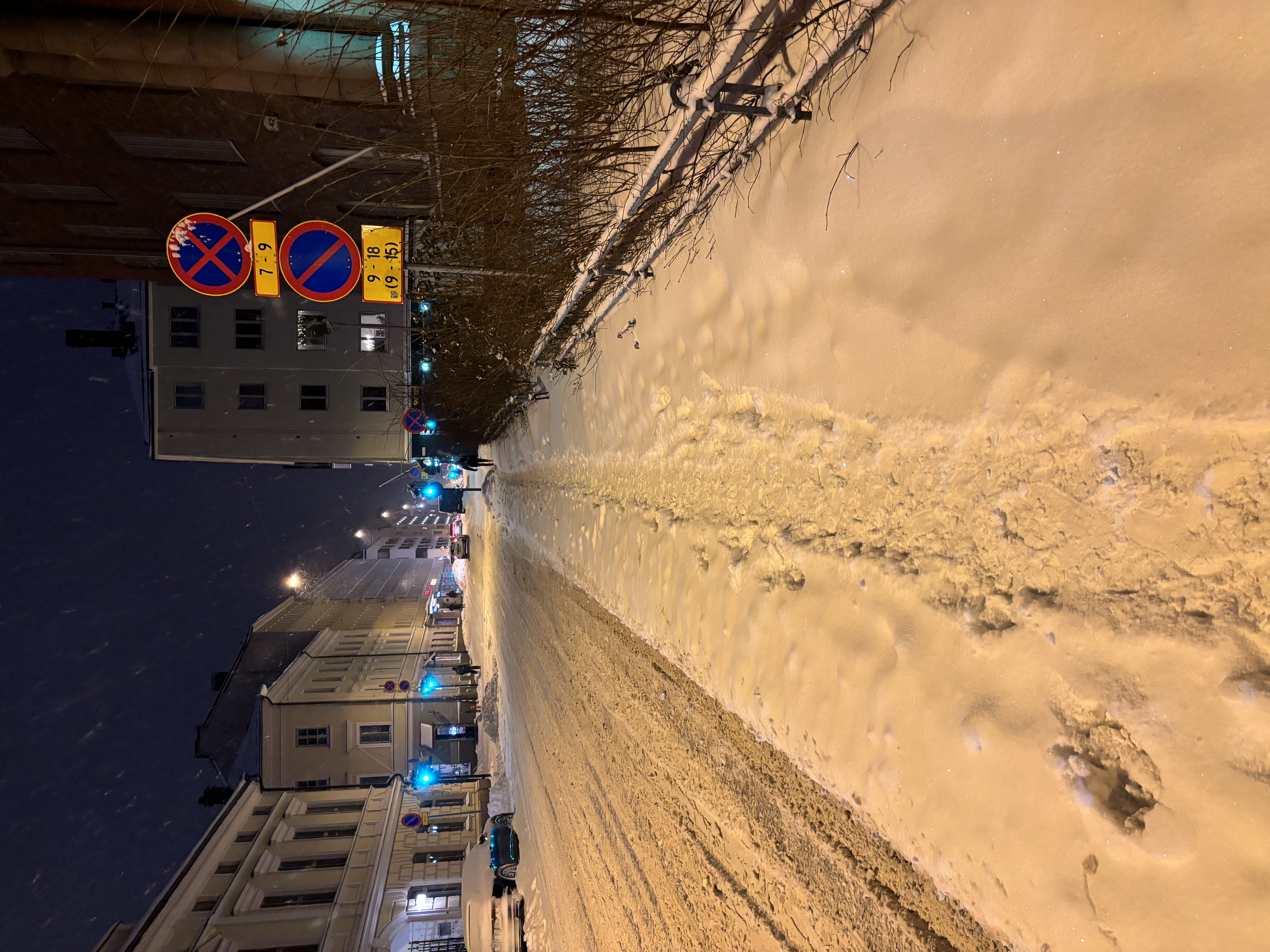Valokuva jalkakäytävästä, jonka lumia ei ole aurattu. Sen keskellä on jalankulkijoiden jalanjäljistä muodostuva polku. Tästä ei esimerkiksi pyörätuolilla pääsisi.